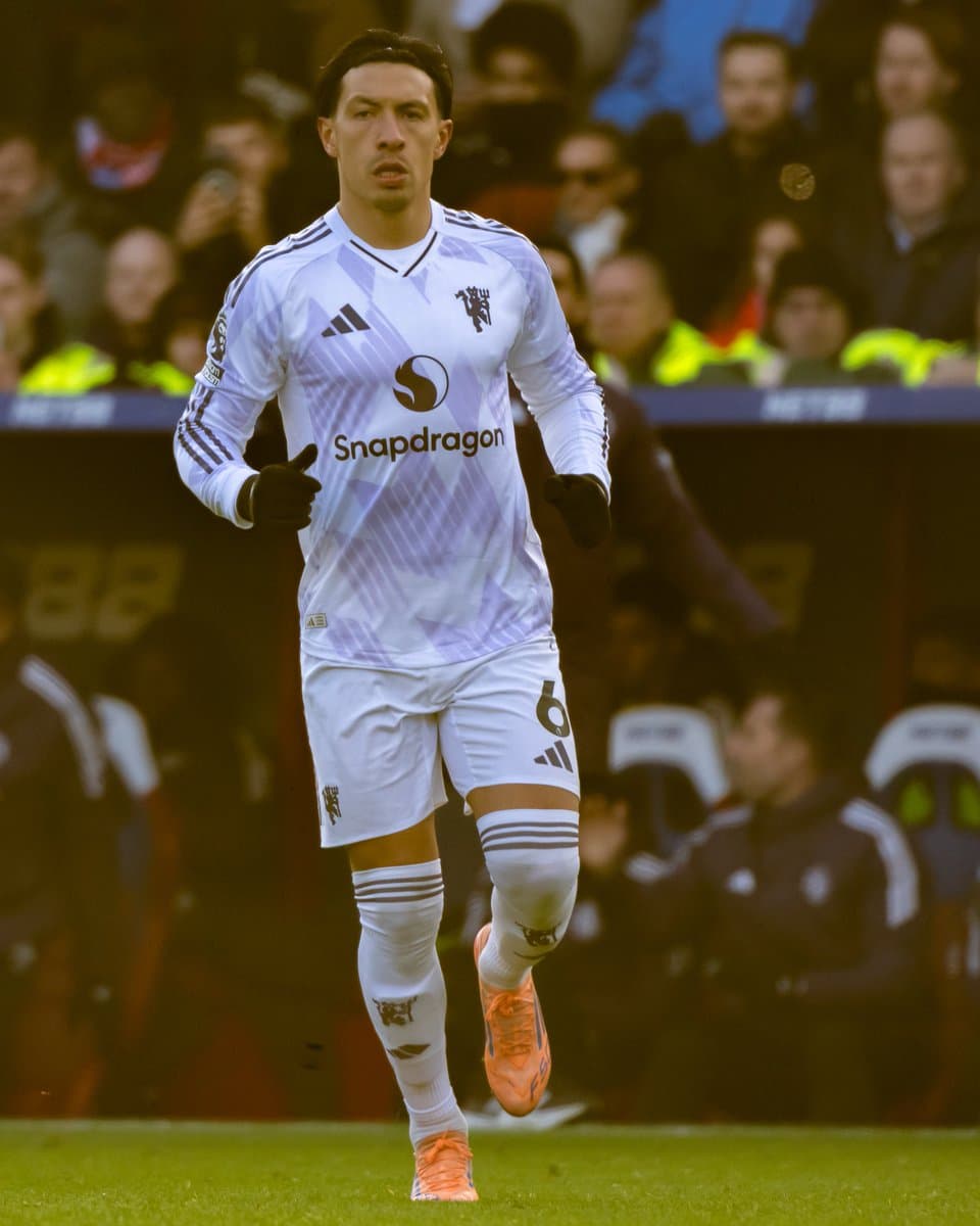 Will Lisandro Martinez be named in a Manchester United matchday squad for a competitive match by 29 February 2026?